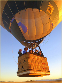 Ballonstart am frhen Morgen ber den weiten Afrikas